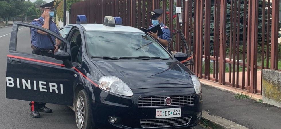 Aveva allestito un bazar ambulante della droga spacciando dal sedile della sua auto: arrestato un 53enne